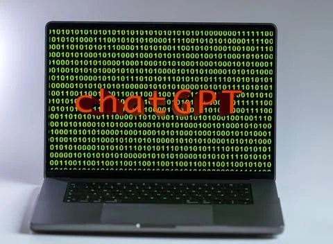 11.04.2023, Grüner Binär-Code auf Apple-Laptop Bildschirm mit Schriftzug c. Stock-Fotos