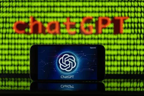 11.04.2023, Grüner Binär-Code auf Bildschirm mit Schriftzug chatGPT 11.04.. Stock-Fotos