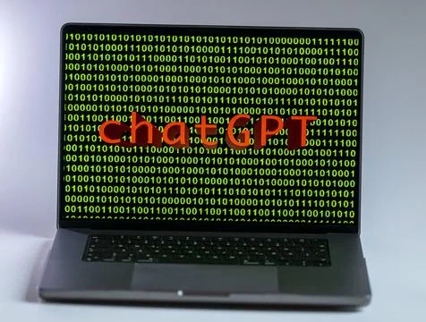 11.04.2023, Grüner Binär-Code auf Apple-Laptop Bildschirm mit Schriftzug c. Stock-Fotos