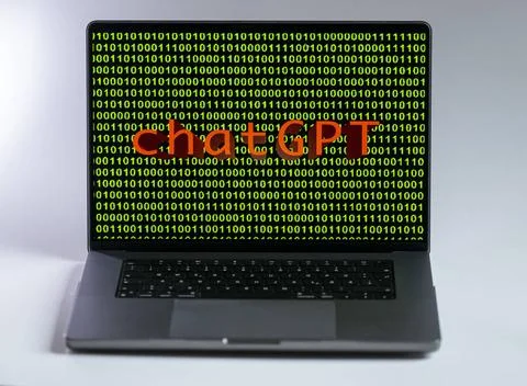 11.04.2023, Grüner Binär-Code auf Apple-Laptop Bildschirm mit Schriftzug c. Stock-Fotos