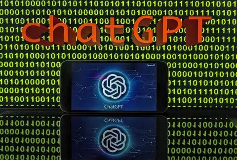 11.04.2023, Grüner Binär-Code auf Bildschirm mit Schriftzug chatGPT 11.04.. Stock-Fotos