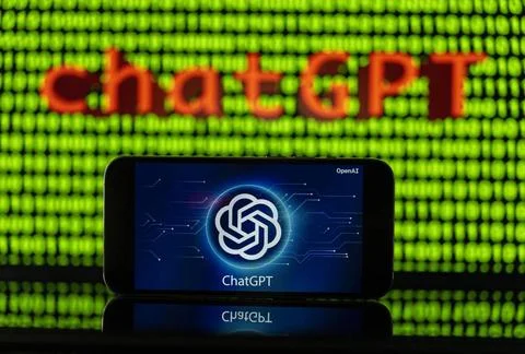 11.04.2023, Grüner Binär-Code auf Bildschirm mit Schriftzug chatGPT 11.04.. Stock-Fotos