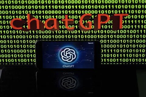 11.04.2023, Grüner Binär-Code auf Bildschirm mit Schriftzug chatGPT 11.04.. Stock-Fotos