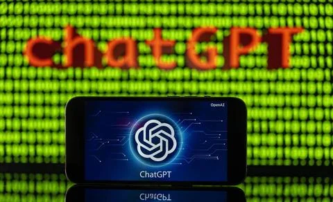 11.04.2023, Grüner Binär-Code auf Bildschirm mit Schriftzug chatGPT 11.04.. Stock-Fotos