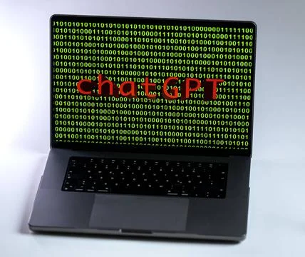 11.04.2023, Grüner Binär-Code auf Apple-Laptop Bildschirm mit Schriftzug c. Stock-Fotos