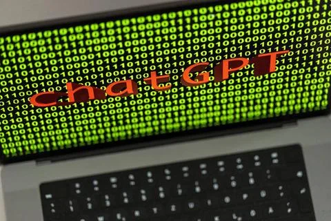 11.04.2023, Grüner Binär-Code auf Apple-Laptop Bildschirm mit Schriftzug c. Stock-Fotos