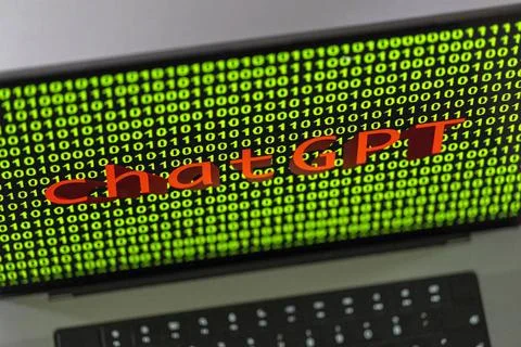 11.04.2023, Grüner Binär-Code auf Apple-Laptop Bildschirm mit Schriftzug c. Stock-Fotos