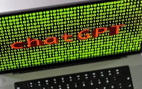 11.04.2023, Grüner Binär-Code auf Apple-Laptop Bildschirm mit Schriftzug c. Stock-Fotos