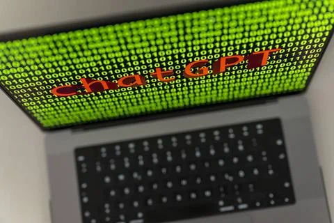 11.04.2023, Grüner Binär-Code auf Bildschirm mit Schriftzug chatGPT 11.04.. Stock-Fotos