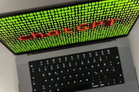 11.04.2023, Grüner Binär-Code auf Bildschirm mit Schriftzug chatGPT 11.04.. Stock-Fotos