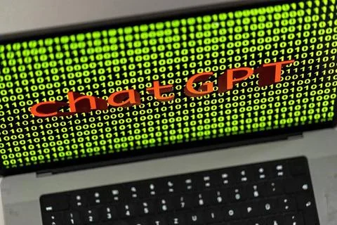 11.04.2023, Grüner Binär-Code auf Apple-Laptop Bildschirm mit Schriftzug c. Stock-Fotos