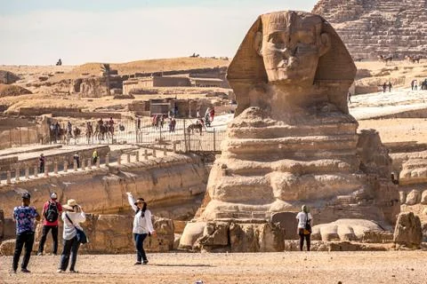 .11/18/2018 Cairo, Egypt, sphinx on the background of the pyramids on a sunny Foto stock