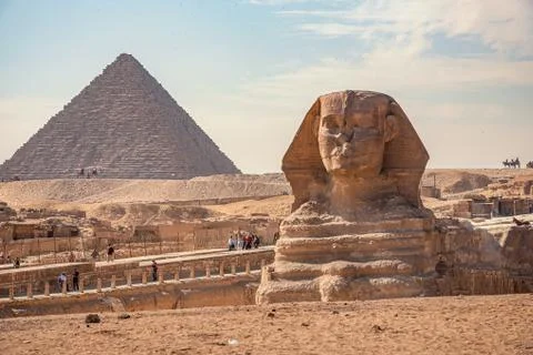 .11/18/2018 Cairo, Egypt, sphinx on the background of the pyramids on a sunny Stock Photos