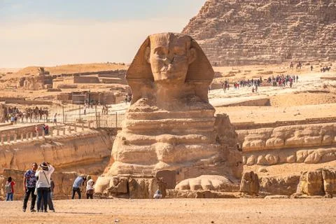 .11/18/2018 Cairo, Egypt, sphinx on the background of the pyramids on a sunny Foto stock
