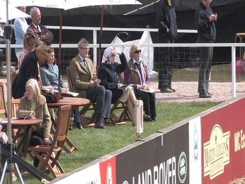 12-05-2011 Queen Elizebeth 2 watching the Royal Windsor Horse Show 스톡 동영상 104415879