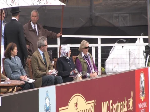 12-05-2011 Queen Elizebeth 2 watching the Royal Windsor horse Show 스톡 동영상 104415897