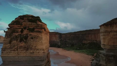12 Apostles Cliffs Drone Passes Rock Stack in Australia 스톡 동영상 236533760
