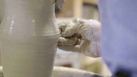 12 Ceramic Throwing - Forming Shaping Pot with Sponge on Wheel Vidéo 77758975
