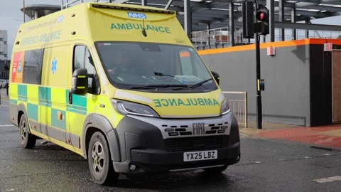 120fps. UK Ambulance responding to an emergency. Flashing lights. Hull. 6.2.2026 스톡 동영상 329355430