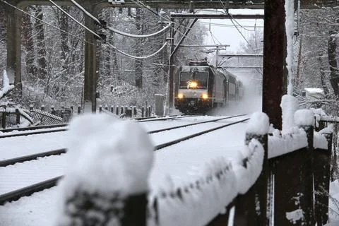12/14/25: Train glides through winter landscape in New Jersey, USA Foto stock