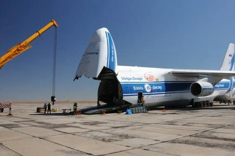 AN 124 Offloading Stock Photos