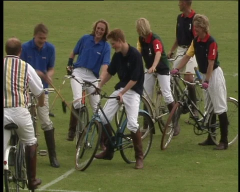 13-07-2002 Princes William and Harry play Bike Polo Video stock 92526154