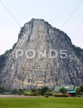 130 mtr high golden buddha laser carved and inlayed with gold on khao chee ch Stock Photos