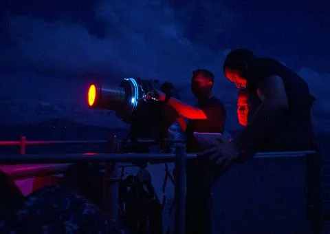 130524-N-IY633-377 JAVA SEA (May 25, 2013) Sailors aboard the amphibious d... 스톡 사진