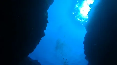 13078vertical look up camera view from deep ocean to the sky through rocky passa Vidéo 330433061