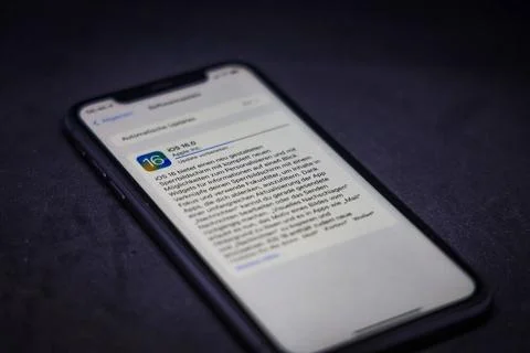  13.09.2022: iPhone Update verfügbar. Softwareupdate auf einem iPhone, iOS.. Stock Photos