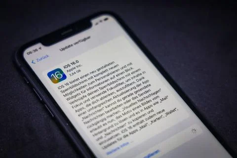  13.09.2022: iPhone Update verfügbar. Softwareupdate auf einem iPhone, iOS.. Stock Photos