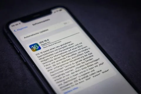  13.09.2022: iPhone Update verfügbar. Softwareupdate auf einem iPhone, iOS.. Stock Photos