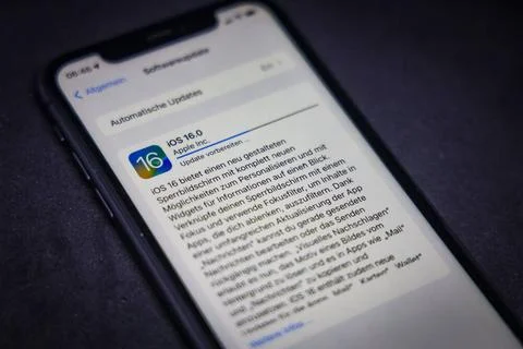  13.09.2022: iPhone Update verfügbar. Softwareupdate auf einem iPhone, iOS.. Stock Photos