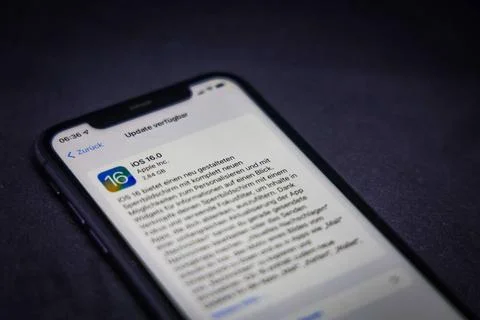  13.09.2022: iPhone Update verfügbar. Softwareupdate auf einem iPhone, iOS.. Stock Photos