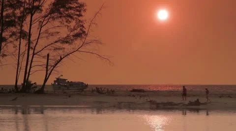 132 Sunset over the sea Video stock 21421380