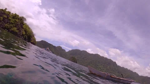 13251 fast left to right pane view of a Free diver holding action camera on the  Vídeo Stock 344121840