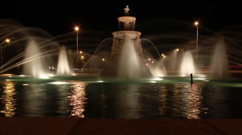 133 Time lapse of traffic around a fountain with dolly move Stock Footage 32286745