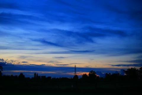 พระอาทิตย์ตกเหนือเมือง Stock Photos