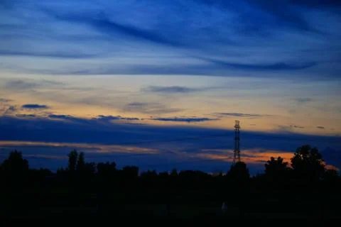 พระอาทิตย์ตกเหนือเมือง Stock Photos