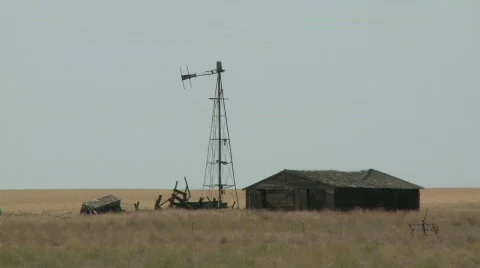 1387 - Abandoned farm broken windmill 動画素材 752086