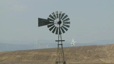 1394 - Old windmill foreground, wind farm background 動画素材 752356