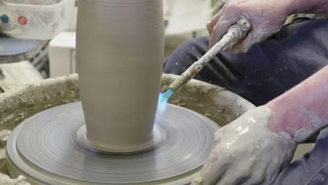 14 Ceramic Throwing - Blow Torch Drying Pot on Wheel Vidéo 77758958