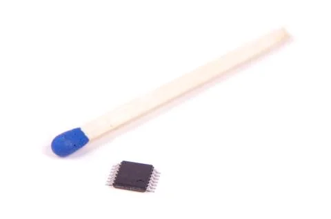 14 lead TSSOP electronics component chip in comparison with match head Foto stock