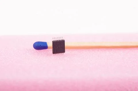 14 lead TSSOP electronics component chip in comparison with match head Foto stock