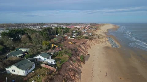 14/01/2026. Hemsby, Norfolk, UK. Pull back shot along eroding Hemsby cliffs #1 Stock Footage 326876113