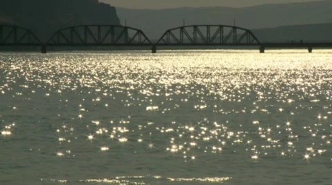 1407 - Glittering reflection on Columbia River - hold and pull back 動画素材 751990