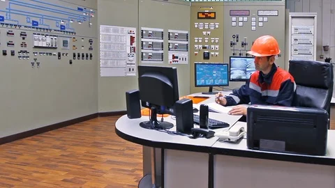 15 0484 EngineerTakesPhone Vídeo Stock 105459463