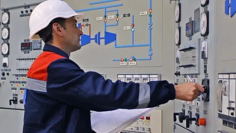 15 0503 EngineerChecksAndWritesCloseup Vídeo Stock 105461532