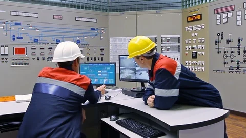 15 0507 TwoEngineersTalkLookingMonitors Vídeo Stock 105461799