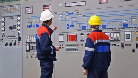 15 0514 TwoEngineersShowingCircuitCloseup Video stock 105462075